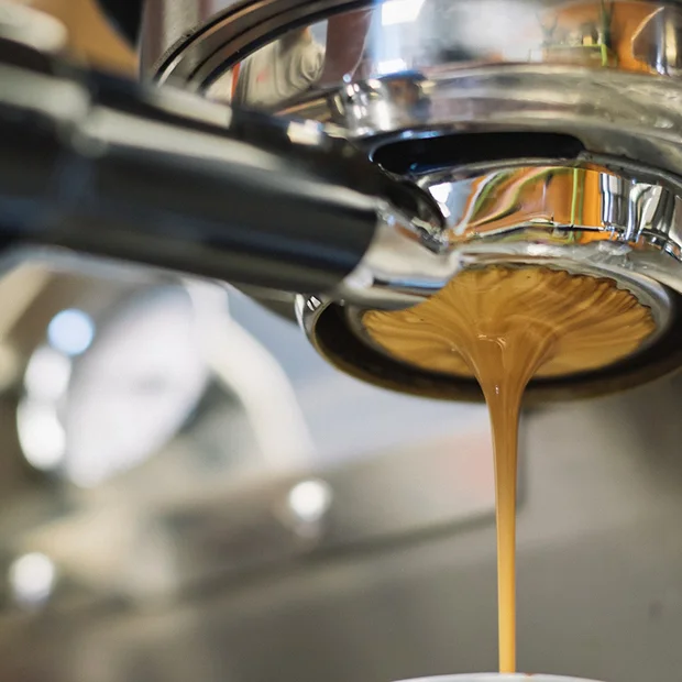 コーヒーを注ぐ様子
