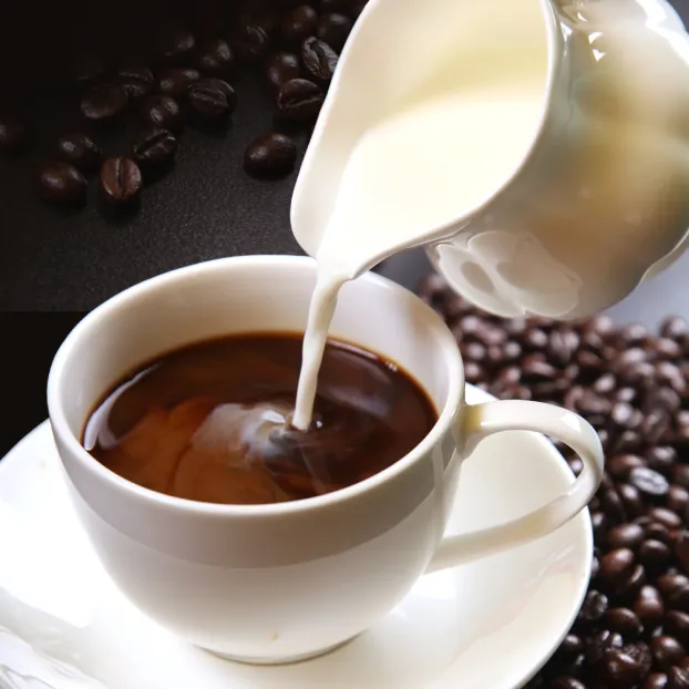 カップにコーヒーを注ぐ様子
